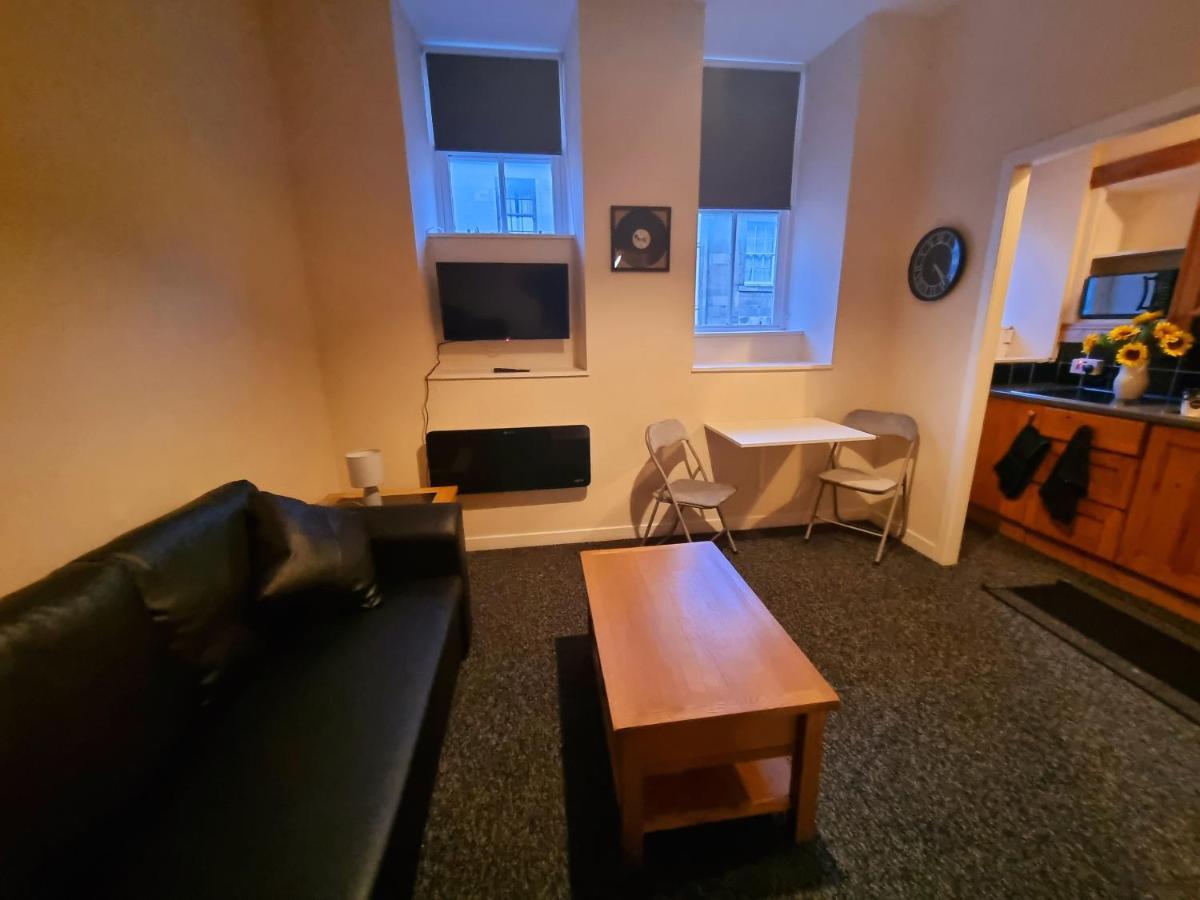 Nicky-Tams Bar & Apartments Stirling Extérieur photo