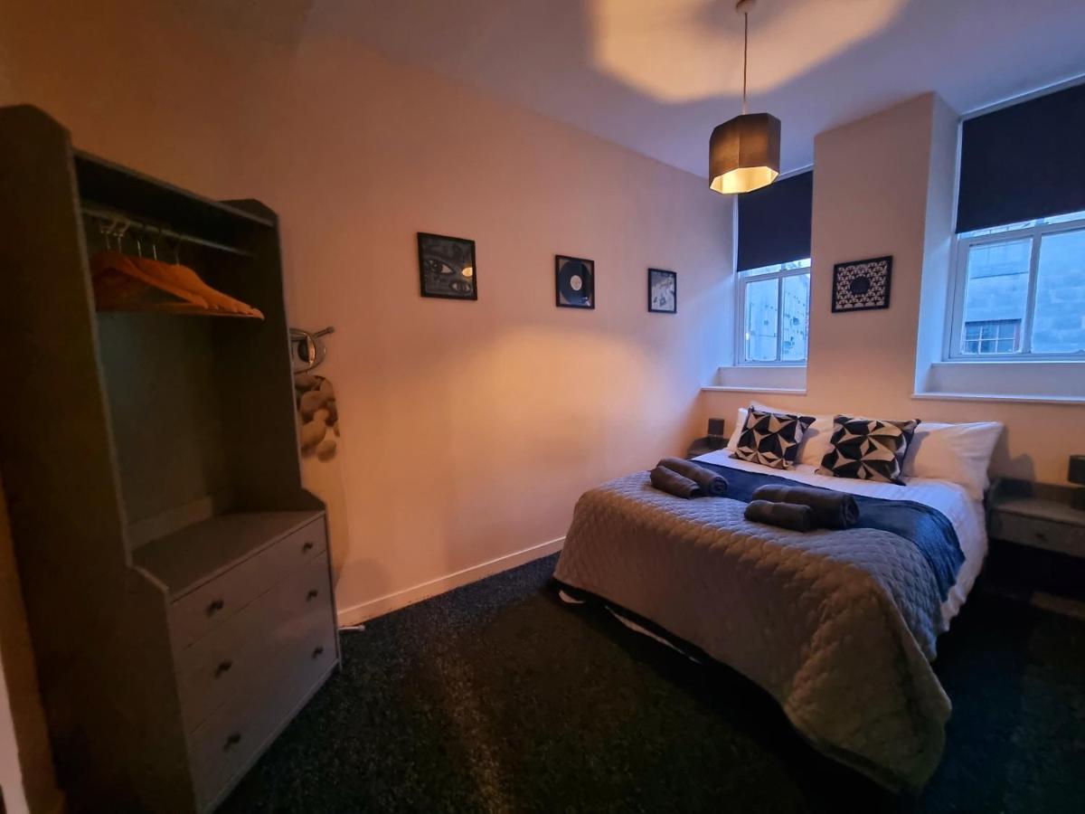 Nicky-Tams Bar & Apartments Stirling Extérieur photo